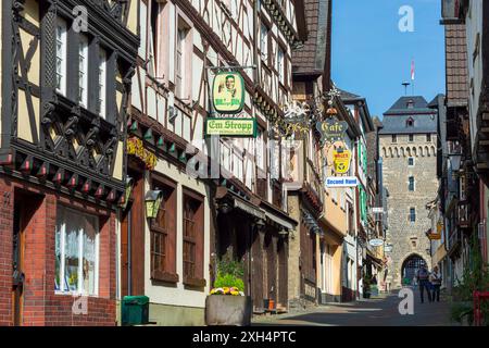 Linz am Rhein: Altstadt, Straße Neustraße, Stadttor Neutor in Rheintal, Rheinland-Pfalz, Rheinland-Pfalz, Deutschland Stockfoto