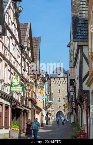 Linz am Rhein: Altstadt, Straße Neustraße, Stadttor Neutor in Rheintal, Rheinland-Pfalz, Rheinland-Pfalz, Deutschland Stockfoto