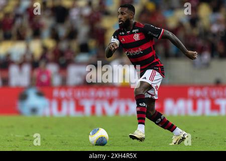 Rio De Janeiro, Brasilien. Juli 2024. RIO DE JANEIRO, BRASILIEN - 11. JULI: GERSON von Flamengo kontrolliert den Ball während des Spiels zwischen Flamengo und Fortaleza als Teil des Brasileirao 2024 im Maracana-Stadion am 11. Juli 2024 in Rio de Janeiro, Brasilien. Quelle: Ruano Carneiro/Alamy Live News Stockfoto