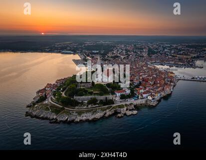 Rovinj, Kroatien - aus der Vogelperspektive auf die Altstadt von Rovinj mit der Kirche St. Euphemia und aufgehender Sonne an einem Sommermorgen in Istrien, Kroatien. Gold und bl Stockfoto