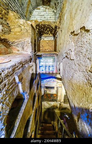 Kolumbarium von Pomponius Hylas - Zugang zur Grabkammer über eine steile Treppe, die in einen rechteckigen Raum führt, der von einem mit Pflanzenmotiven verzierten Gewölbe bedeckt ist. Der Bau des Grabes geht, wie andere Inschriften belegen, auf das Fürstentum Tiberius und das von Claudius (14-51 n. Chr.) zurück. aber es wurde später, in der Flavienzeit (69-96 n. Chr.), als das Mosaik von Pomponius Hylas und einige Änderungen an den Dekorationsapparaten, bis in die Antoninenzeit (138-161 n. Chr.) - Parco degli Scipioni, Rom, Italien, verwendet Stockfoto