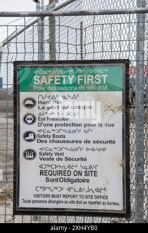 Mehrsprachiges Sicherheitsschild in Englisch, Französisch und Inuktitut auf einer Baustelle in Iqaluit, Nunavut, Kanada Stockfoto