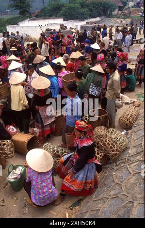 Blumen-Hmong-Mädchen auf dem Markt mit Einheimischen in konischen Hüten, Bac Ha Markt, aufgenommen 1999, Sa Pa, Lao Cai Provinz, Vietnam, Asien Stockfoto