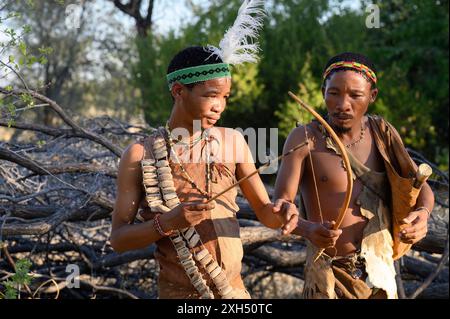 Ein San Buschmänner in Botswana, der Bogen und Pfeil benutzt, um zu jagen Stockfoto