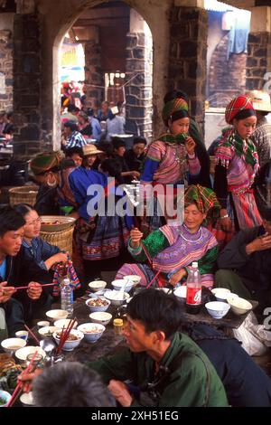 Flower Hmong Girls Eating, Bac Ha Markt, aufgenommen 1999, Sa Pa, Lao Cai Provinz, Vietnam, Asien Stockfoto