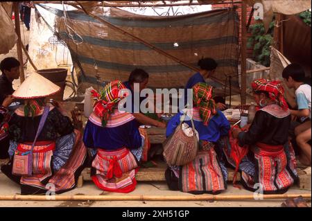 Flower Hmong Girls Eating, Bac Ha Markt, aufgenommen 1999, Sa Pa, Lao Cai Provinz, Vietnam, Asien Stockfoto