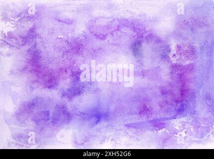 Aquarellunschärfe und Flecken. Verschiedene Violett-, Blau- und Weißtöne. Weicher und sanfter Hintergrund. Abstrakt. Einladung, Reißkarte usw. Stockfoto