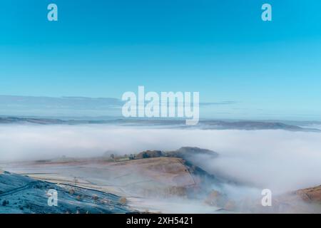 Fantastischer Blick auf den Nationalpark Peak District an kalten nebeligen Tagen Stockfoto