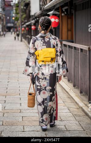 Eine Frau im Kimono läuft die Straße entlang. Kyoto, Japan. Stockfoto