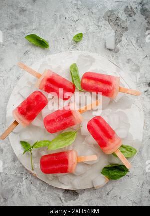 Gefrorene Wassermelonenkel mit Eiswürfeln und Basilikum Stockfoto