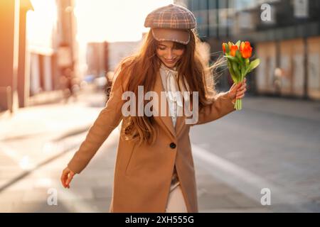 Junge glückliche Frau mit einem herzförmigen Ballon, der eine Liebe fällt, einen lustigen Tag hat, durch die englische Stadt spazieren geht Frühling ist in der Luft Lifestyle, Tourismus, V Stockfoto