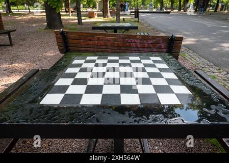 Schachbretter im Kalemegdan Park in Belgrad. Sah nach einem Regenschauer etwas nass aus. April 2024. Stockfoto