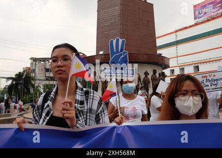 Am 12. Juli 2024 versammelten sich rund 200 Anhänger am Boy Scout Circle in Quezon City, Philippinen, um die Ausrufung des 12. Juli zum West Philippines Sea Day zu fordern. Im Jahr 2016 gewannen die Philippinen eine Klage gegen China vor dem Ständigen Schiedsgericht in den Haag. Das Gericht entschied, dass die Philippinen ausschließliche Souveränitätsrechte über das Westphilippinische Meer haben und erklärte Chinas neun-Punkte-Linie für ungültig. Copyright: XDeoxMontesclarosx Stockfoto