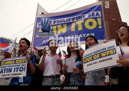 Am 12. Juli 2024 versammelten sich rund 200 Anhänger am Boy Scout Circle in Quezon City, Philippinen, um die Ausrufung des 12. Juli zum West Philippines Sea Day zu fordern. Im Jahr 2016 gewannen die Philippinen eine Klage gegen China vor dem Ständigen Schiedsgericht in den Haag. Das Gericht entschied, dass die Philippinen ausschließliche Souveränitätsrechte über das Westphilippinische Meer haben und erklärte Chinas neun-Punkte-Linie für ungültig. Copyright: XDeoxMontesclarosx Stockfoto