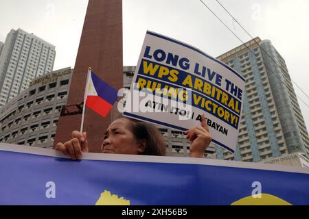 Am 12. Juli 2024 versammelten sich rund 200 Anhänger am Boy Scout Circle in Quezon City, Philippinen, um die Ausrufung des 12. Juli zum West Philippines Sea Day zu fordern. Im Jahr 2016 gewannen die Philippinen eine Klage gegen China vor dem Ständigen Schiedsgericht in den Haag. Das Gericht entschied, dass die Philippinen ausschließliche Souveränitätsrechte über das Westphilippinische Meer haben und erklärte Chinas neun-Punkte-Linie für ungültig. Copyright: XDeoxMontesclarosx Stockfoto