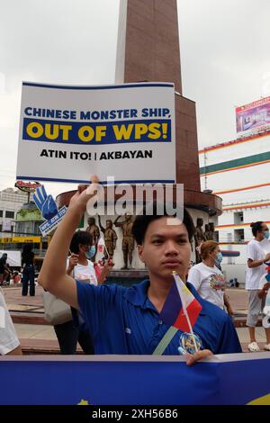 Am 12. Juli 2024 versammelten sich rund 200 Anhänger am Boy Scout Circle in Quezon City, Philippinen, um die Ausrufung des 12. Juli zum West Philippines Sea Day zu fordern. Im Jahr 2016 gewannen die Philippinen eine Klage gegen China vor dem Ständigen Schiedsgericht in den Haag. Das Gericht entschied, dass die Philippinen ausschließliche Souveränitätsrechte über das Westphilippinische Meer haben und erklärte Chinas neun-Punkte-Linie für ungültig. Copyright: XDeoxMontesclarosx Stockfoto