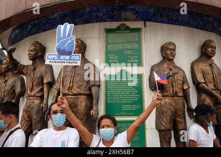 Am 12. Juli 2024 versammelten sich rund 200 Anhänger am Boy Scout Circle in Quezon City, Philippinen, um die Ausrufung des 12. Juli zum West Philippines Sea Day zu fordern. Im Jahr 2016 gewannen die Philippinen eine Klage gegen China vor dem Ständigen Schiedsgericht in den Haag. Das Gericht entschied, dass die Philippinen ausschließliche Souveränitätsrechte über das Westphilippinische Meer haben und erklärte Chinas neun-Punkte-Linie für ungültig. Copyright: XDeoxMontesclarosx Stockfoto