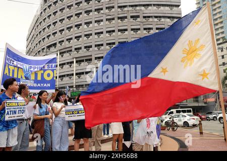 Am 12. Juli 2024 versammelten sich rund 200 Anhänger am Boy Scout Circle in Quezon City, Philippinen, um die Ausrufung des 12. Juli zum West Philippines Sea Day zu fordern. Im Jahr 2016 gewannen die Philippinen eine Klage gegen China vor dem Ständigen Schiedsgericht in den Haag. Das Gericht entschied, dass die Philippinen ausschließliche Souveränitätsrechte über das Westphilippinische Meer haben und erklärte Chinas neun-Punkte-Linie für ungültig. Copyright: XDeoxMontesclarosx Stockfoto