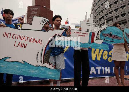 Am 12. Juli 2024 versammelten sich rund 200 Anhänger am Boy Scout Circle in Quezon City, Philippinen, um die Ausrufung des 12. Juli zum West Philippines Sea Day zu fordern. Im Jahr 2016 gewannen die Philippinen eine Klage gegen China vor dem Ständigen Schiedsgericht in den Haag. Das Gericht entschied, dass die Philippinen ausschließliche Souveränitätsrechte über das Westphilippinische Meer haben und erklärte Chinas neun-Punkte-Linie für ungültig. Copyright: XDeoxMontesclarosx Stockfoto