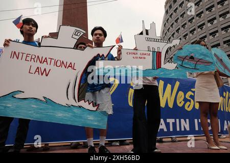 Am 12. Juli 2024 versammelten sich rund 200 Anhänger am Boy Scout Circle in Quezon City, Philippinen, um die Ausrufung des 12. Juli zum West Philippines Sea Day zu fordern. Im Jahr 2016 gewannen die Philippinen eine Klage gegen China vor dem Ständigen Schiedsgericht in den Haag. Das Gericht entschied, dass die Philippinen ausschließliche Souveränitätsrechte über das Westphilippinische Meer haben und erklärte Chinas neun-Punkte-Linie für ungültig. Copyright: XDeoxMontesclarosx Stockfoto