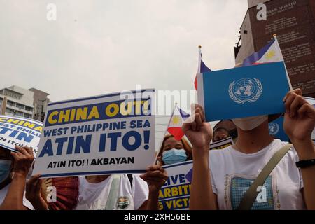 Am 12. Juli 2024 versammelten sich rund 200 Anhänger am Boy Scout Circle in Quezon City, Philippinen, um die Ausrufung des 12. Juli zum West Philippines Sea Day zu fordern. Im Jahr 2016 gewannen die Philippinen eine Klage gegen China vor dem Ständigen Schiedsgericht in den Haag. Das Gericht entschied, dass die Philippinen ausschließliche Souveränitätsrechte über das Westphilippinische Meer haben und erklärte Chinas neun-Punkte-Linie für ungültig. Copyright: XDeoxMontesclarosx Stockfoto