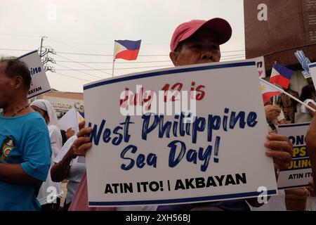 Am 12. Juli 2024 versammelten sich rund 200 Anhänger am Boy Scout Circle in Quezon City, Philippinen, um die Ausrufung des 12. Juli zum West Philippines Sea Day zu fordern. Im Jahr 2016 gewannen die Philippinen eine Klage gegen China vor dem Ständigen Schiedsgericht in den Haag. Das Gericht entschied, dass die Philippinen ausschließliche Souveränitätsrechte über das Westphilippinische Meer haben und erklärte Chinas neun-Punkte-Linie für ungültig. Copyright: XDeoxMontesclarosx Stockfoto