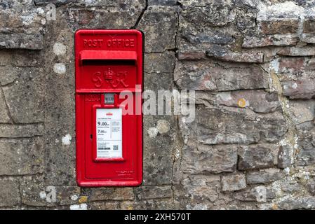 Traditionelles britisches Postfach, klein für Dorfgemeinden. Dieser ist als GR markiert, was bedeutet, dass er aus der Ära von König George stammt. Stockfoto