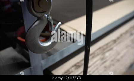 Metallindustrieketten mit Haken in der Werkstatt einer metallurgischen Anlage. Nahaufnahme. Hubhaken zum Heben schwerer Materialien und Geräte. Groß Stockfoto