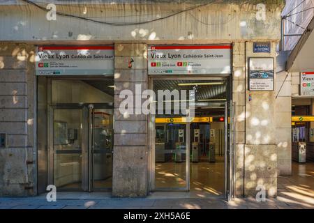 Lyon, Frankreich. Juni 2024. Zugang zum Bahnhof Vieux Lyon, wo man mit der Seilbahn zum Gipfel des Fourviere-Hügels gelangen kann Stockfoto