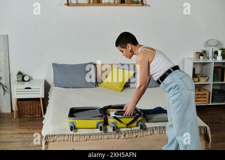 Eine junge Frau packt ihren Koffer und macht sich bereit für einen Urlaub oder eine Reise. Stockfoto