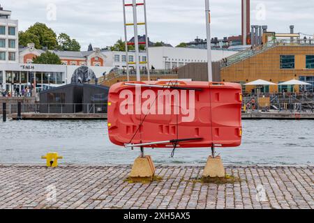 Finnland, Helsinki, 5. Juli 2024 - Rotes Rettungsboot auf dem Altstadtmarkt Kauppatori Stockfoto