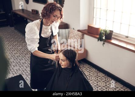 Frau, Friseur und Haarschnitt des Kunden für Keratin-Behandlung, Haarpflege und professionell für die Frisur. Schönheitssalon, Kosmetikerin und Stockfoto