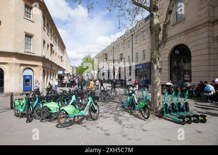 E-Bikes und E-Scooter in Bath, Somerset, Großbritannien Stockfoto