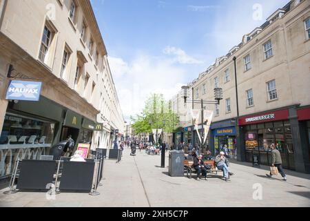 Menschen, die in der Southgate Street in Bath, Somerset, im Vereinigten Königreich einkaufen Stockfoto