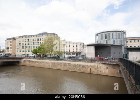 Blick auf das Bath College, die Bushaltestelle und den Fluss Avon in Bath in Somerset, Großbritannien Stockfoto