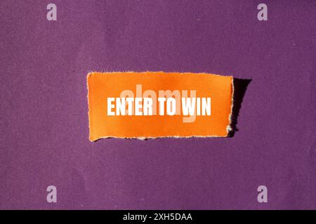 Geben Sie ein, um eine Nachricht zu gewinnen, die auf gerissenem, gerissenem orangenem Papierstück mit violettem Hintergrund geschrieben wurde. Symbol für die konzeptionelle Eingabe, um zu gewinnen. Kopierbereich. Stockfoto
