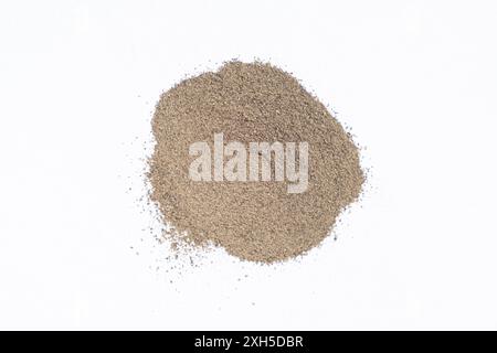 Verschüttetes gemahlenes Gewürz mit schwarzem Pfeffer auf weißem Hintergrund Stockfoto