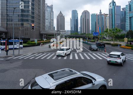 Shanghai, China, 05. Juni 2024: Blick auf den Bund shanghai. Der Bund ist Shanghais berühmteste Sehenswürdigkeit und ein berühmtes Touristenziel Stockfoto