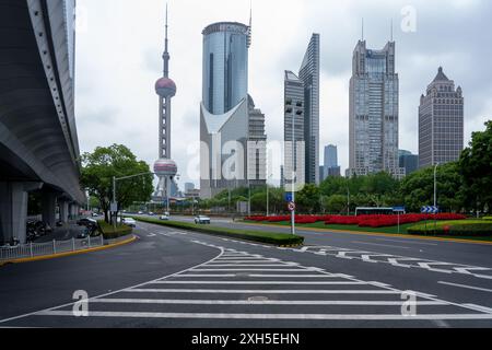 Shanghai, China, 05. Juni 2024: Blick auf den Bund shanghai. Der Bund ist Shanghais berühmteste Sehenswürdigkeit und ein berühmtes Touristenziel Stockfoto