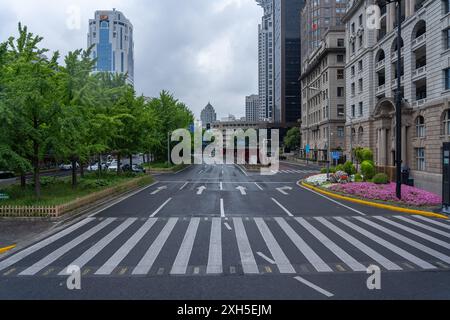 Shanghai, China, 05. Juni 2024: Blick auf den Bund shanghai. Der Bund ist Shanghais berühmteste Sehenswürdigkeit und ein berühmtes Touristenziel Stockfoto