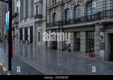 Shanghai, China, 05. Juni 2024: Blick auf den Bund shanghai. Der Bund ist Shanghais berühmteste Sehenswürdigkeit und ein berühmtes Touristenziel Stockfoto