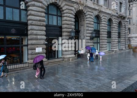 Shanghai, China, 05. Juni 2024: Blick auf den Bund shanghai. Der Bund ist Shanghais berühmteste Sehenswürdigkeit und ein berühmtes Touristenziel Stockfoto