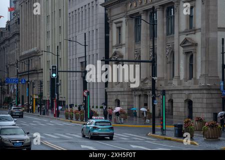 Shanghai, China, 05. Juni 2024: Blick auf den Bund shanghai. Der Bund ist Shanghais berühmteste Sehenswürdigkeit und ein berühmtes Touristenziel Stockfoto