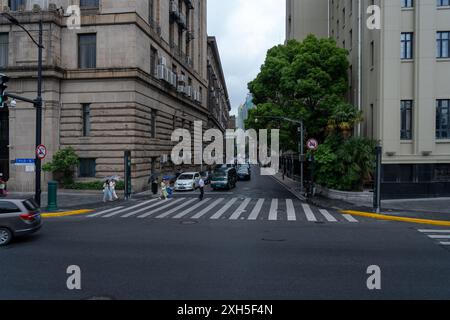 Shanghai, China, 05. Juni 2024: Blick auf den Bund shanghai. Der Bund ist Shanghais berühmteste Sehenswürdigkeit und ein berühmtes Touristenziel Stockfoto