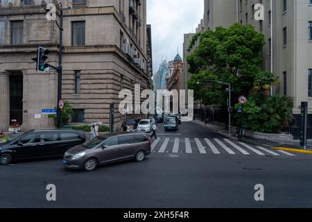 Shanghai, China, 05. Juni 2024: Blick auf den Bund shanghai. Der Bund ist Shanghais berühmteste Sehenswürdigkeit und ein berühmtes Touristenziel Stockfoto