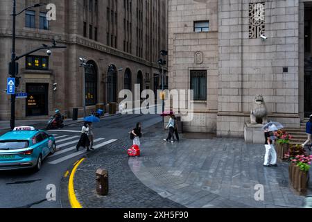 Shanghai, China, 05. Juni 2024: Blick auf den Bund shanghai. Der Bund ist Shanghais berühmteste Sehenswürdigkeit und ein berühmtes Touristenziel Stockfoto