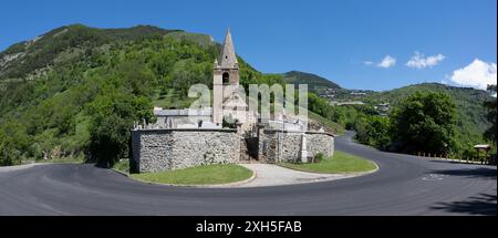 Die berühmte niederländische Ecke vom Alpe d'Huez Aufstieg, die beim Tour de France Radrennen verwendet wurde, gesehen an einem ruhigen Tag! Stockfoto