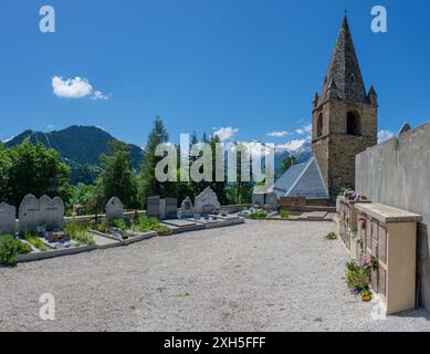 Kirche von Eglise Saint-Ferréol, die mit Blick auf die Kurve 7 auf der Alpe d'Huez gefunden wurde, allgemein bekannt als Dutch Corner. Stockfoto