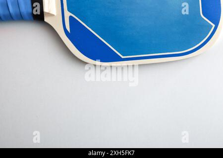 Detailhintergrund des Pickleball-Paddels auf weißem Hintergrund. Draufsicht. Stockfoto