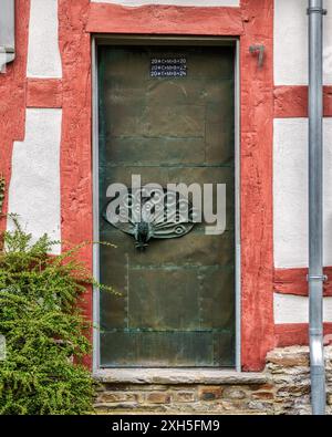 Wunderschöne alte bunte Metalltür an der Fassade eines alten Hauses Stockfoto